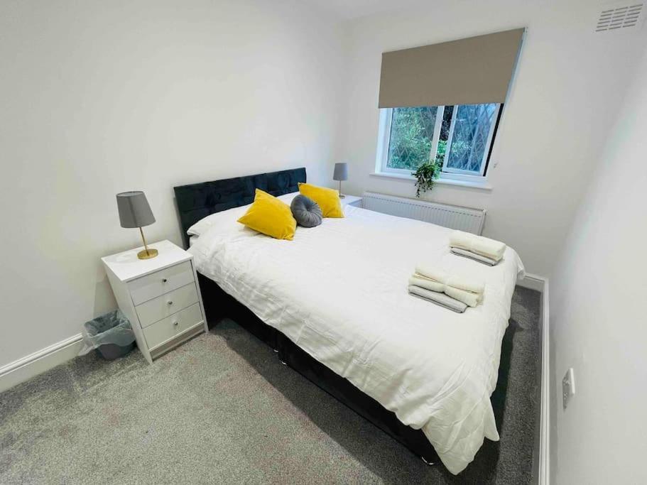 Modern Cosy House /free Parking For Two Cars/ 3 Minutes Walk To The Underground London