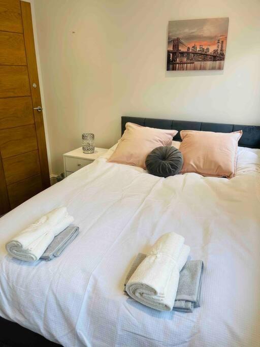 Modern Cosy House /free Parking For Two Cars/ 3 Minutes Walk To The Underground Holiday home