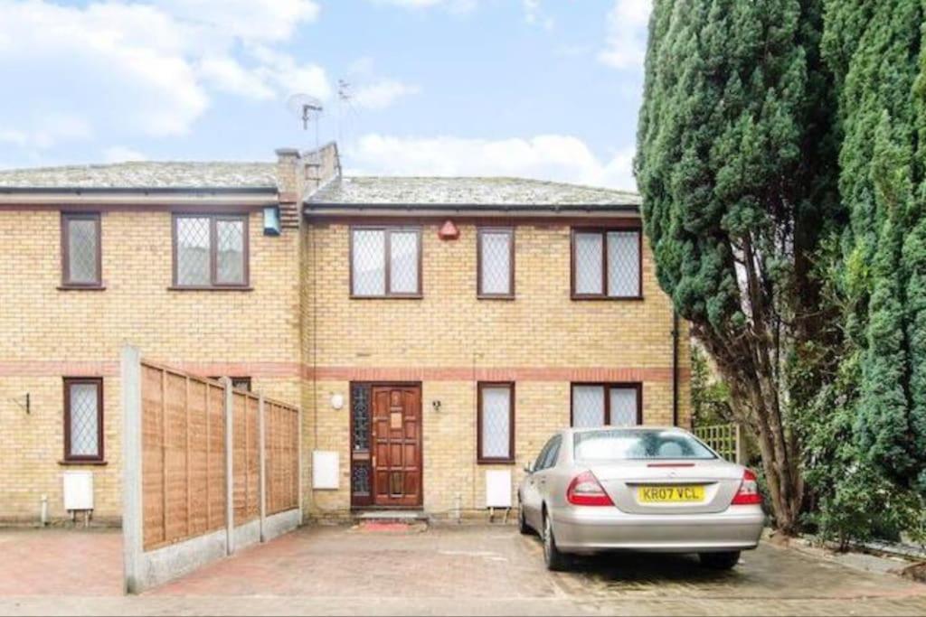 Modern Cosy House /free Parking For Two Cars/ 3 Minutes Walk To The Underground Holiday home