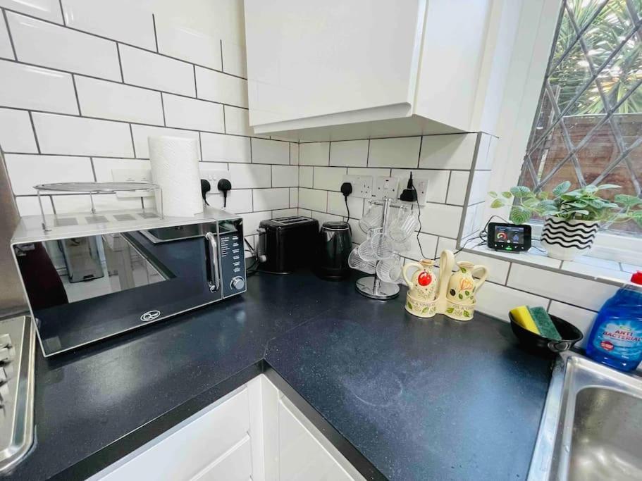 Modern Cosy House /free Parking For Two Cars/ 3 Minutes Walk To The Underground London