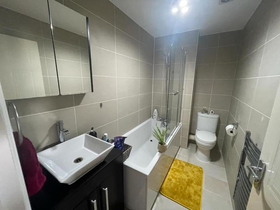 Double -the Stylish Yellow Flat Lägenhet