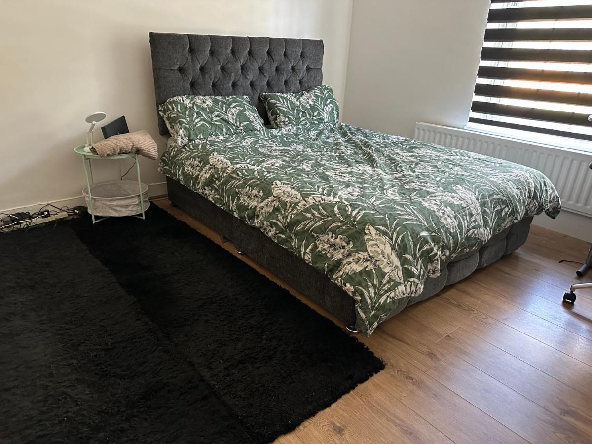 Huge By Bridge - King Sized Bed Apartment London