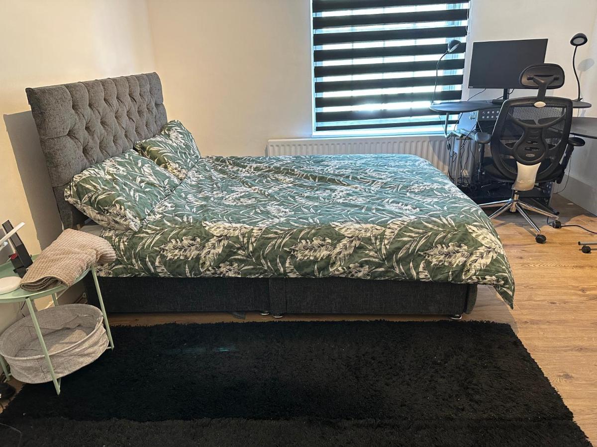 Huge By Bridge - King Sized Bed * London