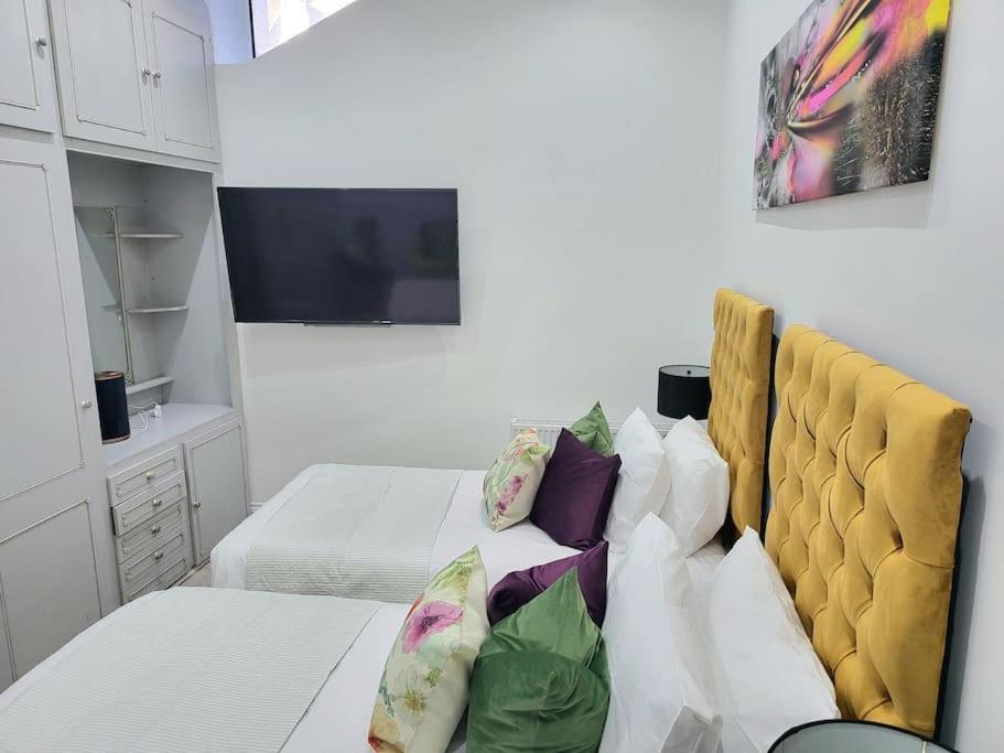 Holiday home Spacious Six Bedrooms House By Sensational Short Lets & Serviced With 13 Beds, Free Parking, Free Wi-fi & Balcony
