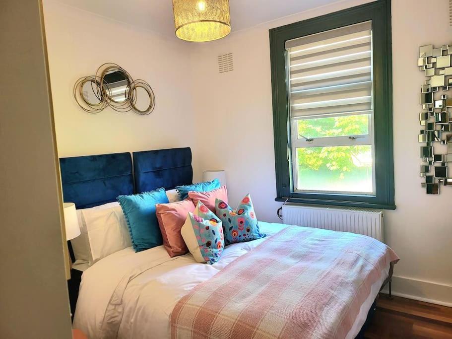Spacious Six Bedrooms House By Sensational Short Lets & Serviced With 13 Beds, Free Parking, Free Wi-fi & Balcony Holiday home
