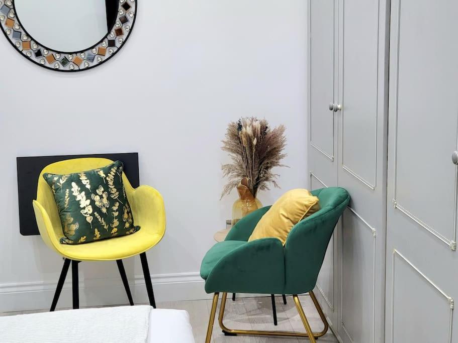 Holiday home Spacious Six Bedrooms House By Sensational Short Lets & Serviced With 13 Beds, Free Parking, Free Wi-fi & Balcony London