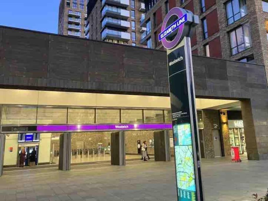 Spacious 2 Bed Flat Next To Elizabeth Line Londen