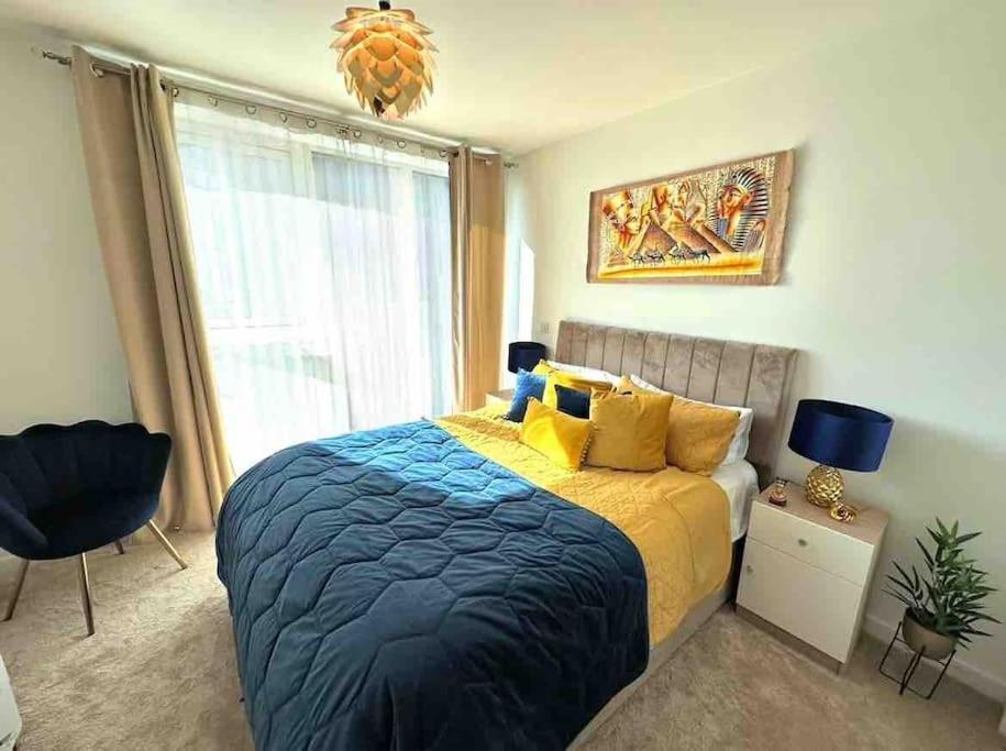 Spacious 2 Bed Flat Next To Elizabeth Line * Londen
