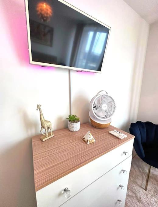 Spacious 2 Bed Flat Next To Elizabeth Line * Londen