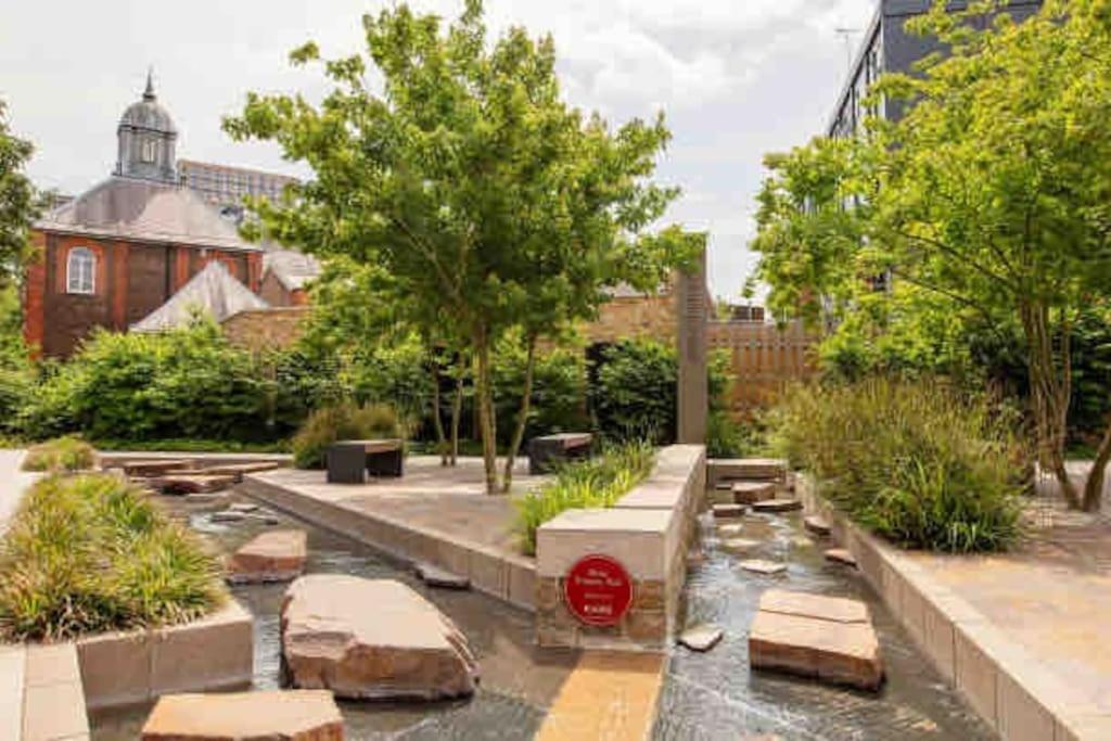 Spacious 2 Bed Flat Next To Elizabeth Line Appartement Londen
