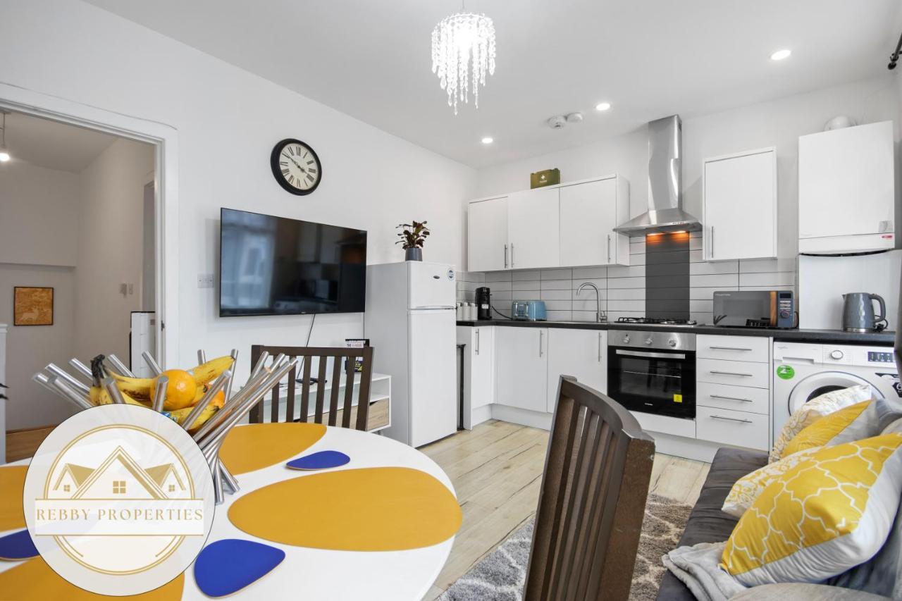 Modern 2 Bed East By Rebby Sleeps 5 Near Canning Town Station * Londen