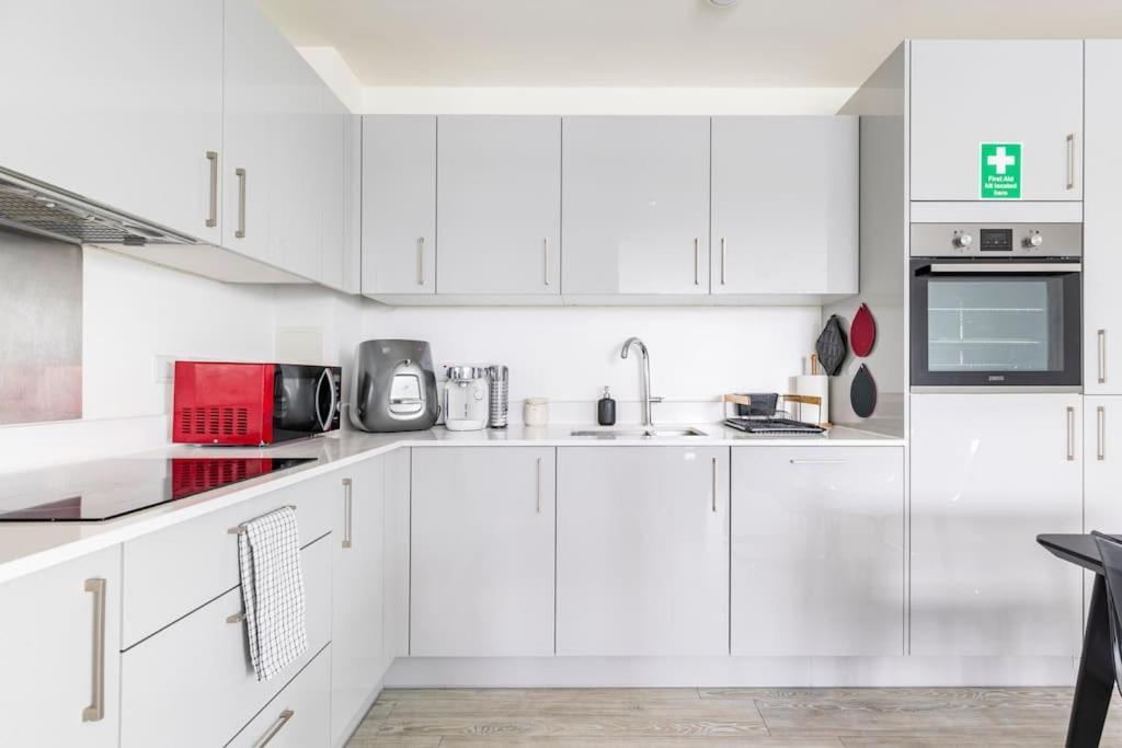 Stylish & Comfortable Top-floor Flat In Harrow Leilighet *