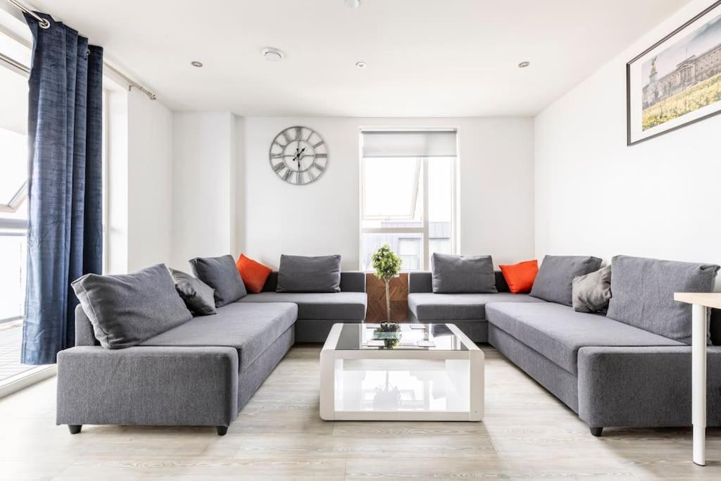 Stylish & Comfortable Top-floor Flat In Harrow Leilighet