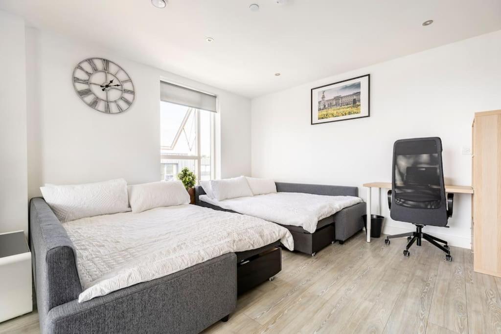 Stylish & Comfortable Top-floor Flat In Harrow Leilighet