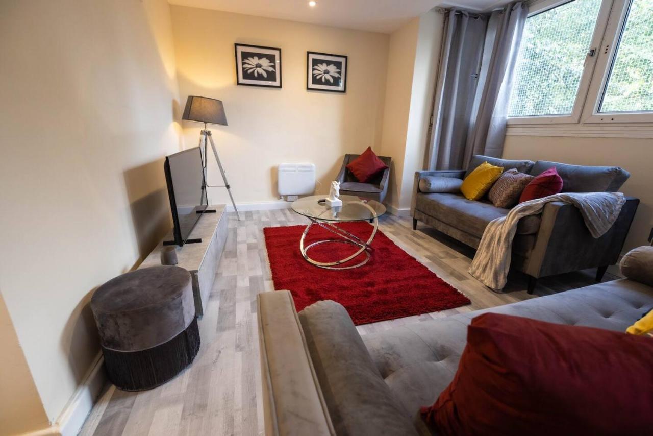 Apartment 3 Bedroomflat-free Parking-wifi-parking-8people London