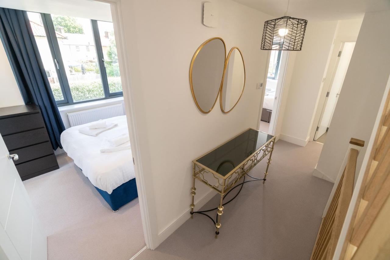 4 Bedrm House Greater London