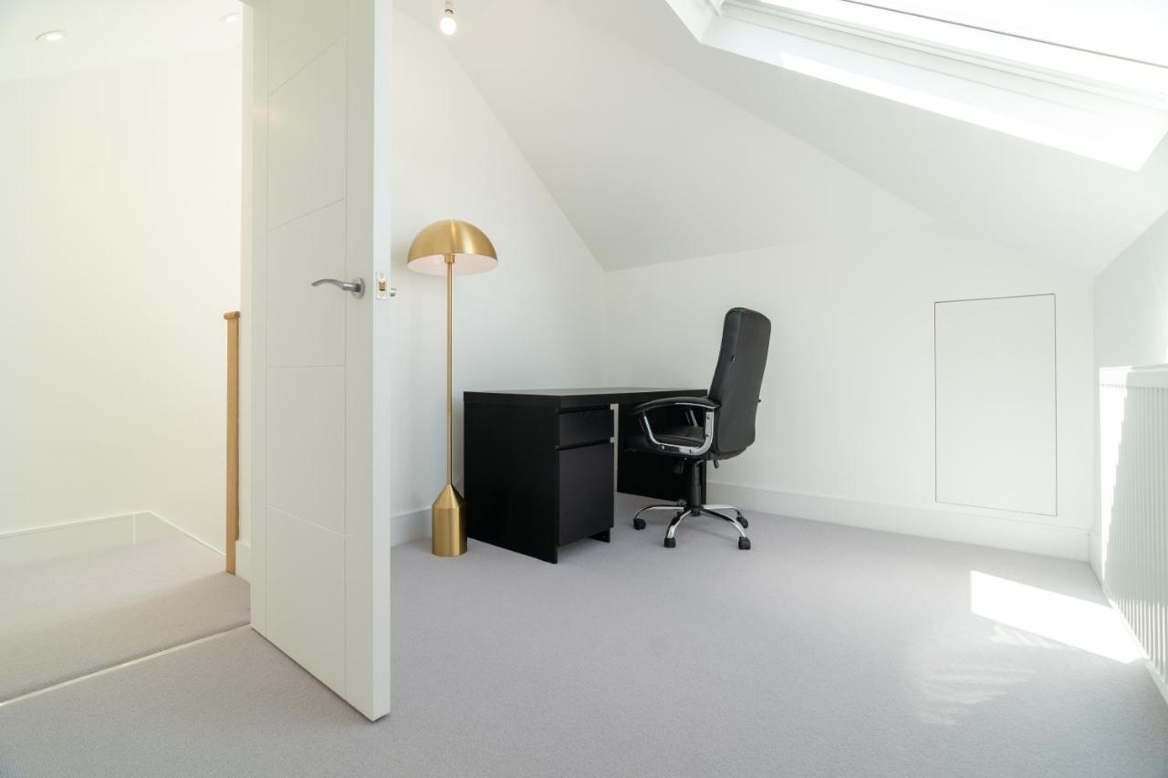 4 Bedrm House Greater London