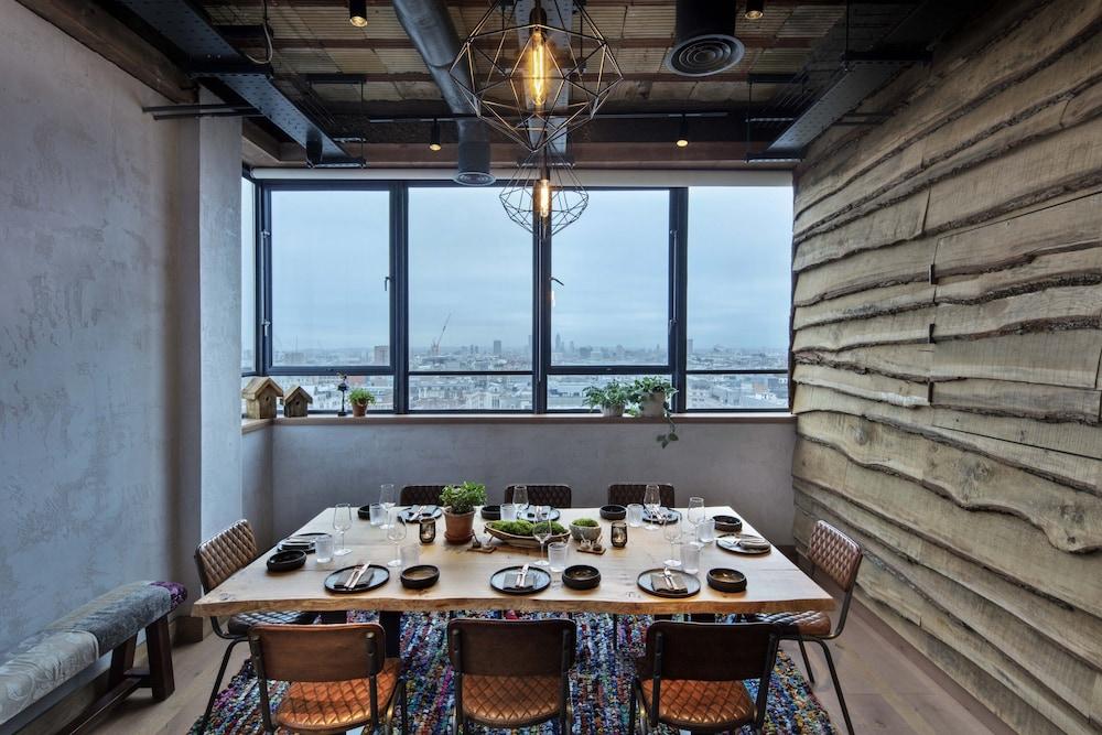 Treehouse Hotell 4*