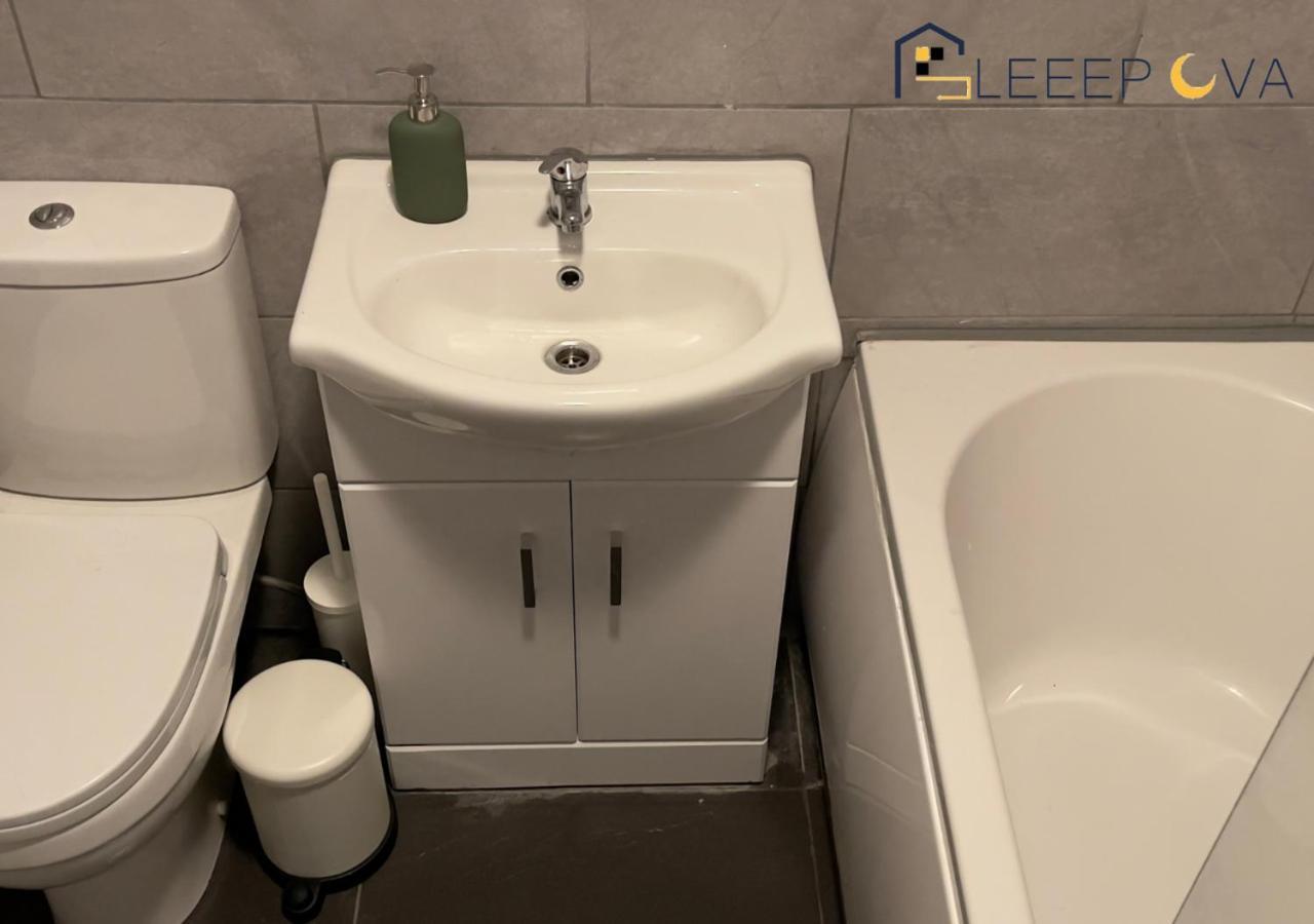 Premium Offers L Last-Minute Escape L Luxury & Spacious 2 Bedroom Flat Families Business Relocation Sleepova Short Lets & Serviced Accommodation * Londra