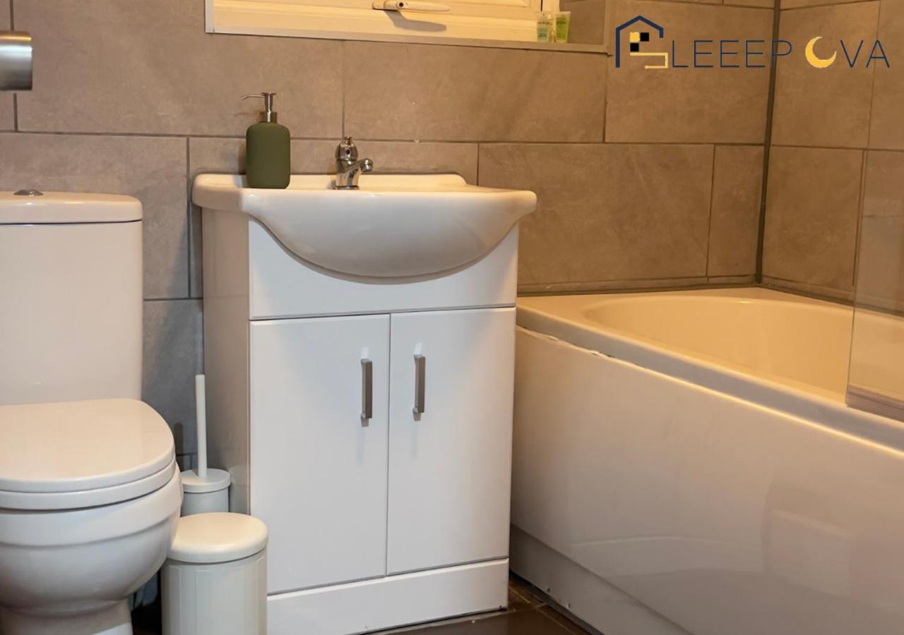 Premium Offers L Last-Minute Escape L Luxury & Spacious 2 Bedroom Flat Families Business Relocation Sleepova Short Lets & Serviced Accommodation Appartamento