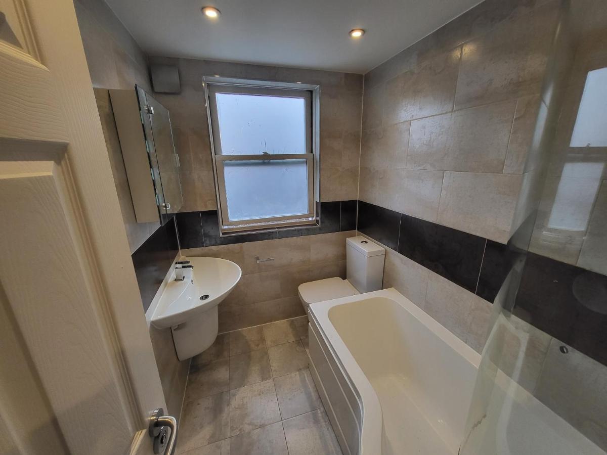 Apartment Large 4 Bedroom House In