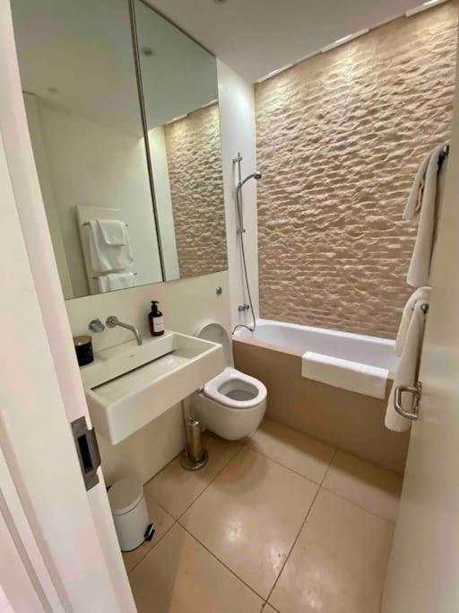 Stunning 4 Bed Mews House With Patio Semesterbostad *