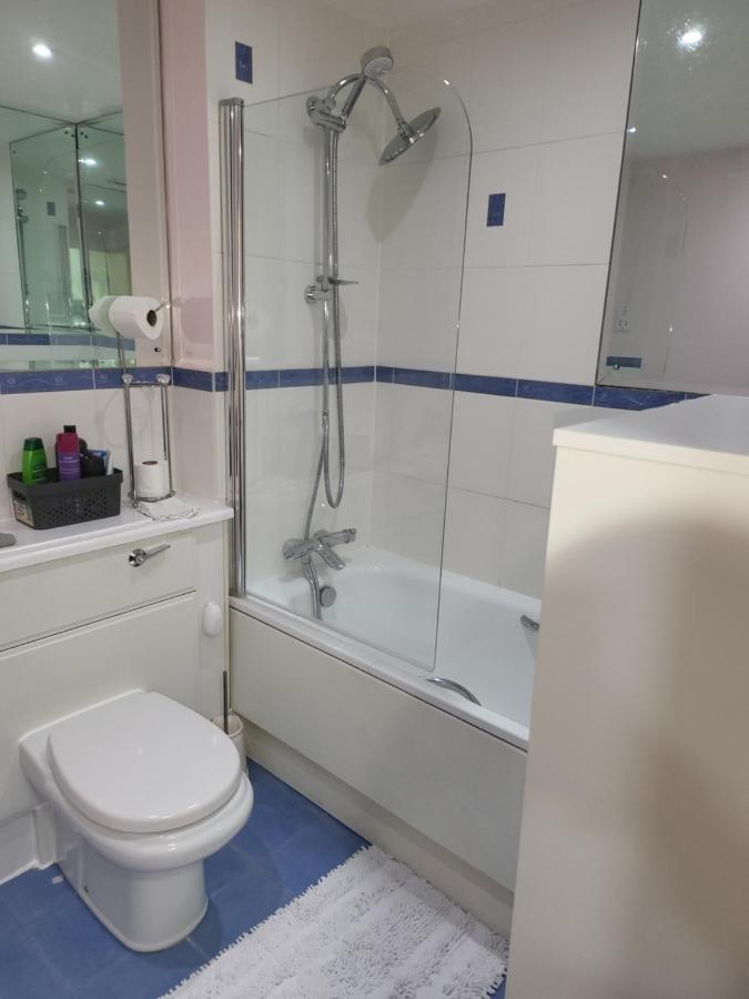 3 Bedrooms 2 Baths, Overlooking The River Near Excel, O2, Airport - Sleeps Up To 6 Lejlighed