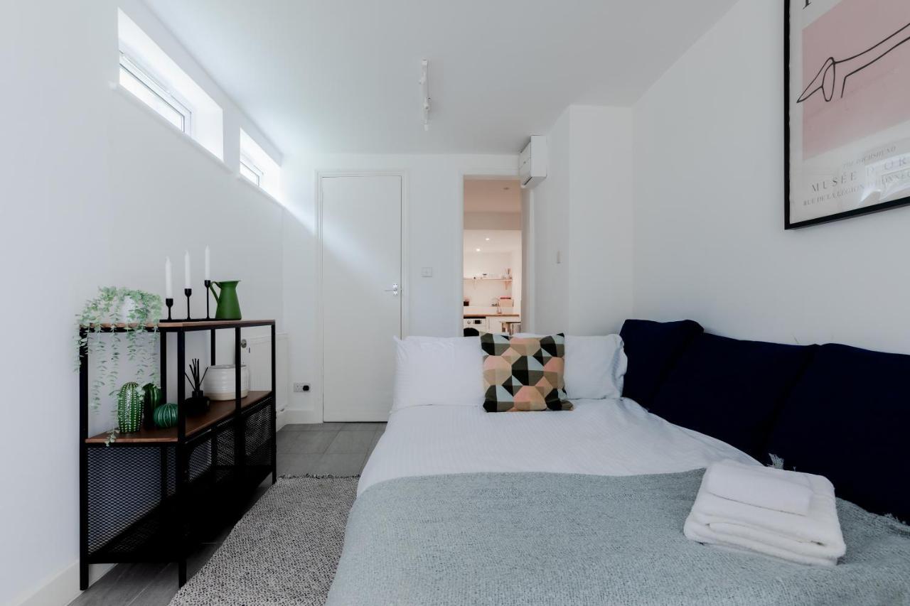 Bright & Charming Hampstead Garden Studio Londra