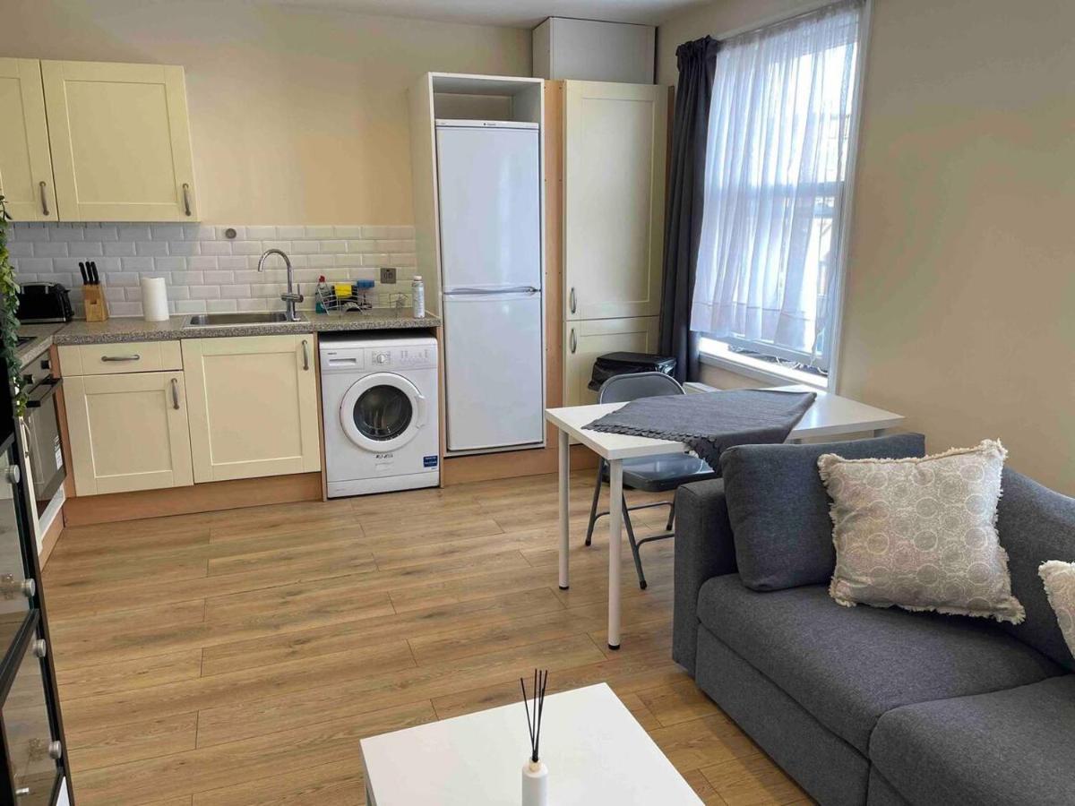 Lägenhet Quiet And Cozy 2 Seperate Bedrooms And 2 Bathroom With Terrace