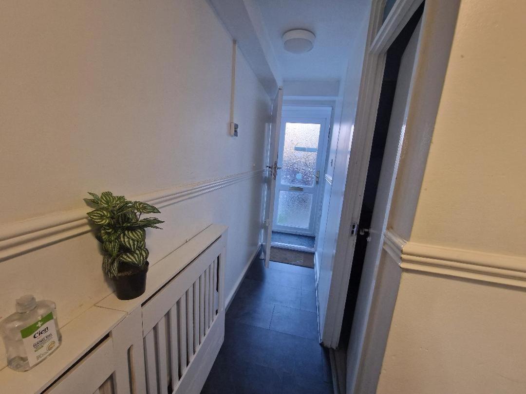 Luxury House, 4 Bedrooms Fully Furnished Vakantiehuis Londen