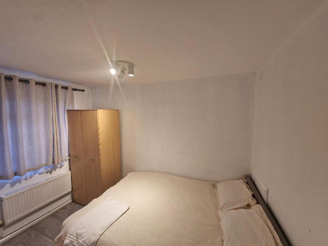 Luxury House, 4 Bedrooms Fully Furnished Vakantiehuis Londen