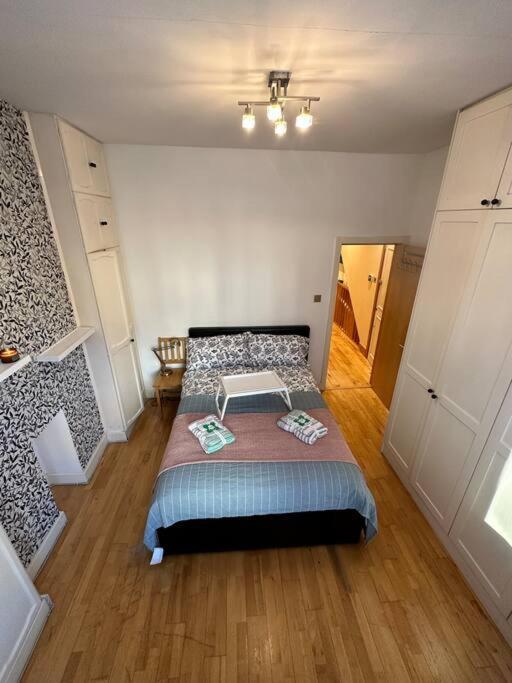 Cozy 2 Bed Flat ! Amazing Bath! London