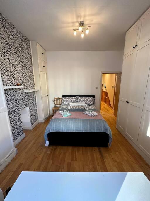 Apartment Cozy 2 Bed Flat ! Amazing Bath! *