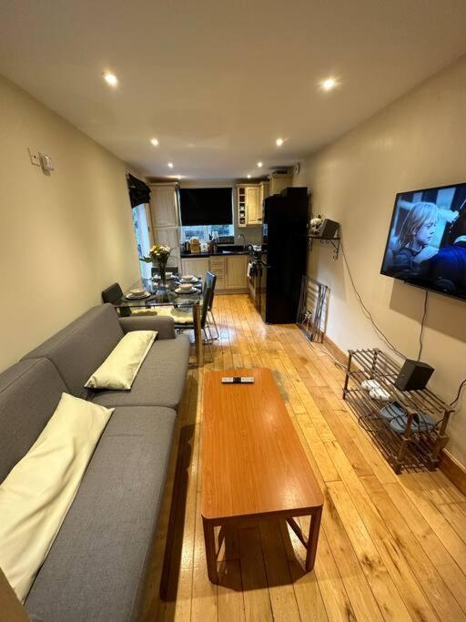 Cozy 2 Bed Flat ! Amazing Bath! Apartment *