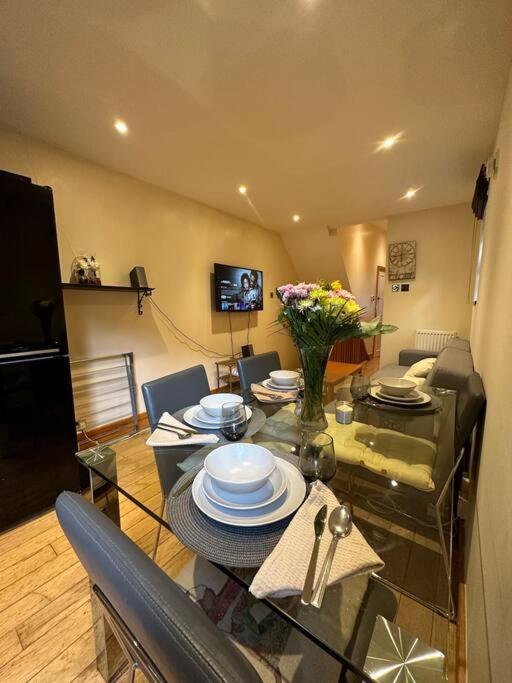 Cozy 2 Bed Flat ! Amazing Bath! Apartment