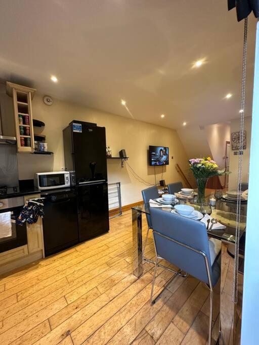Cozy 2 Bed Flat ! Amazing Bath! Apartment *