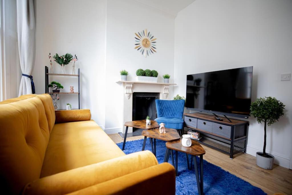 Perfect Location 4bed 2 Bath Spacious Lägenhet