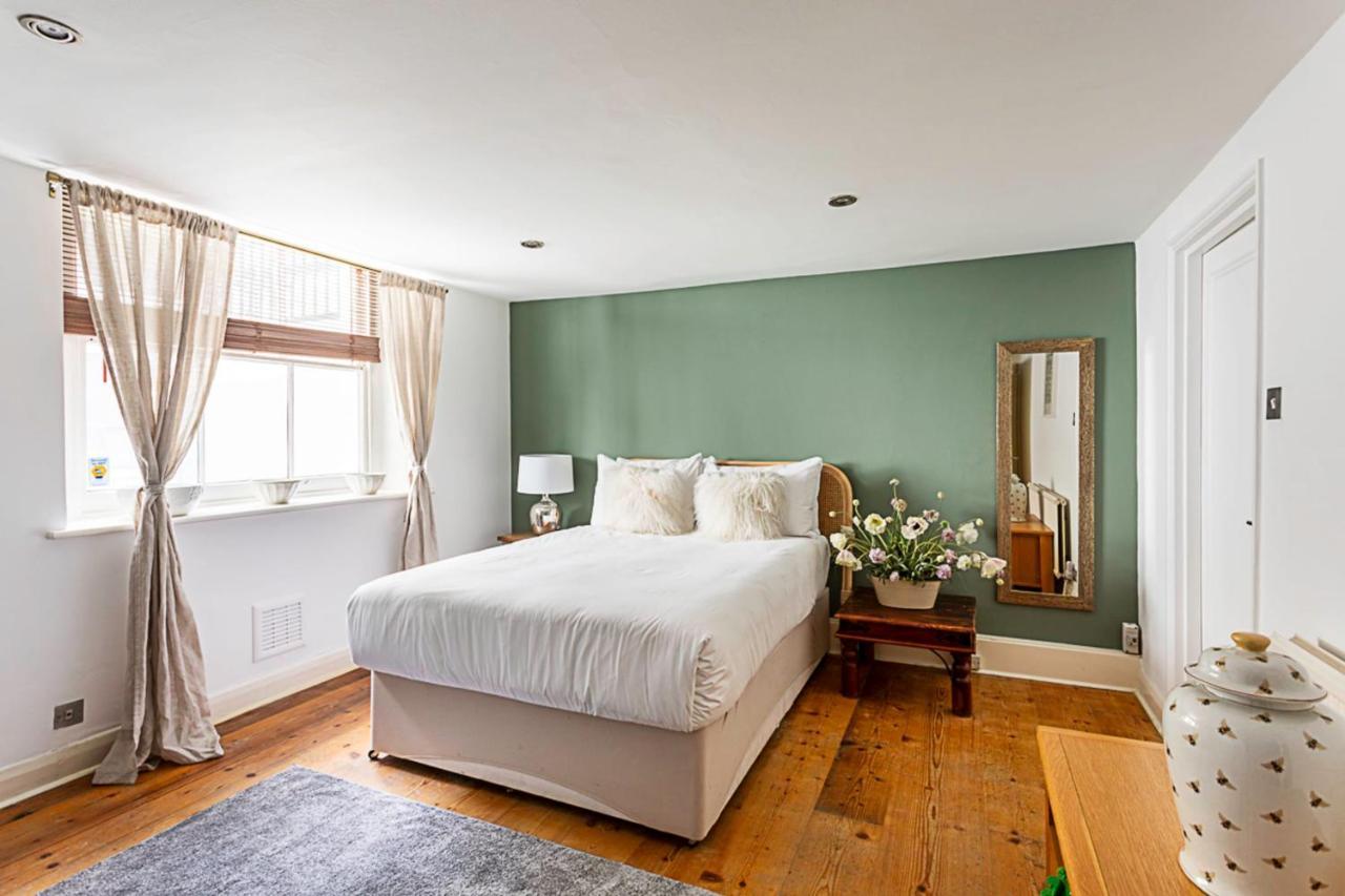 Style Three Bedroom House * Londen