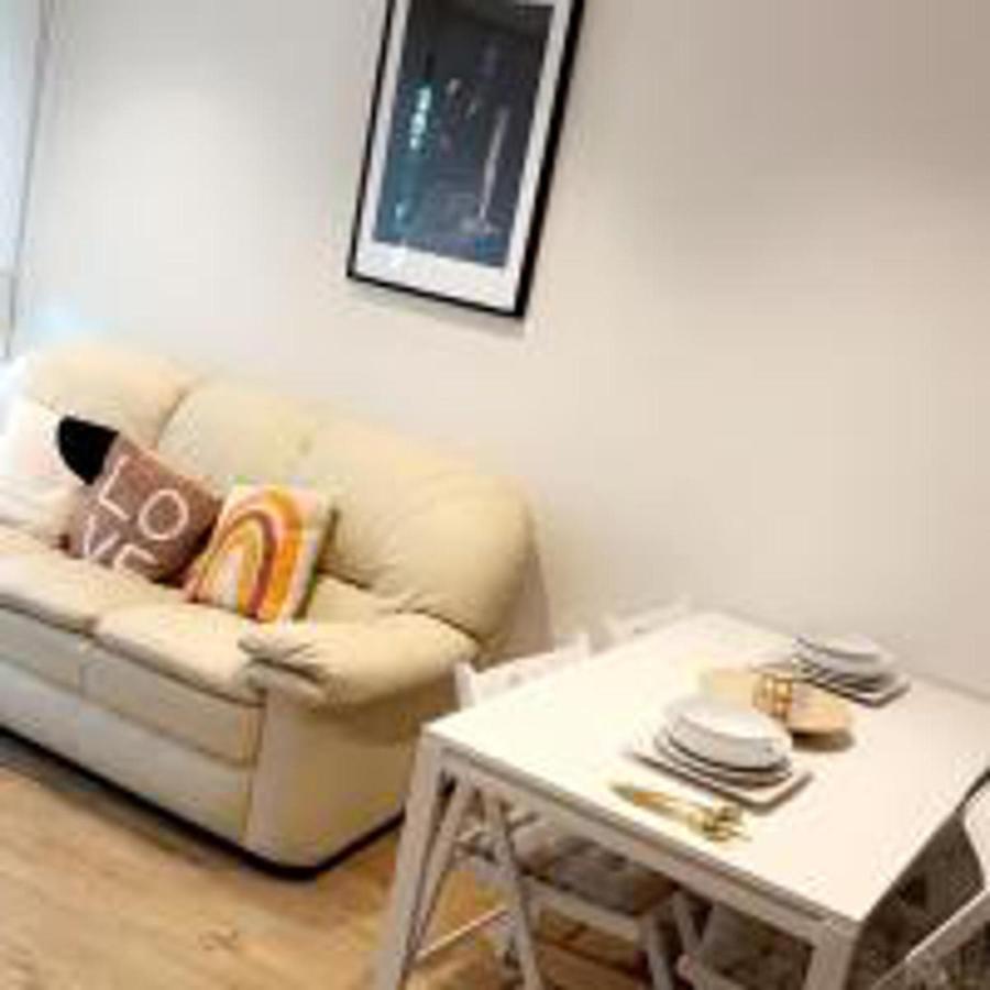 Tee Sweetlux In Canning Town Apartment