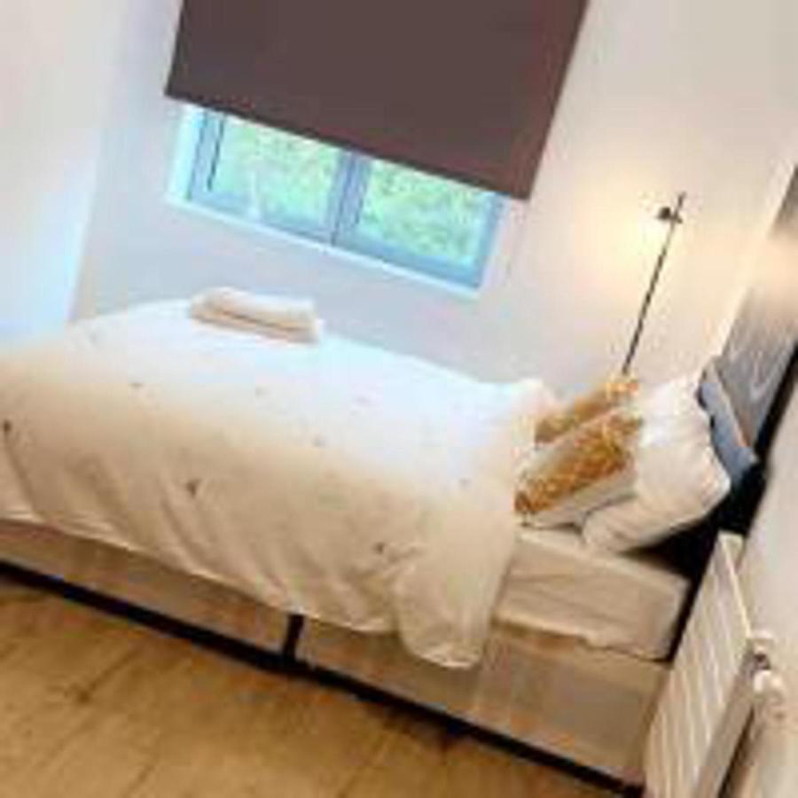 Tee Sweetlux In Canning Town Apartment *