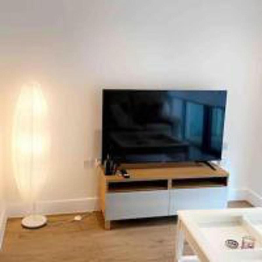 Tee Sweetlux In Canning Town Apartment *
