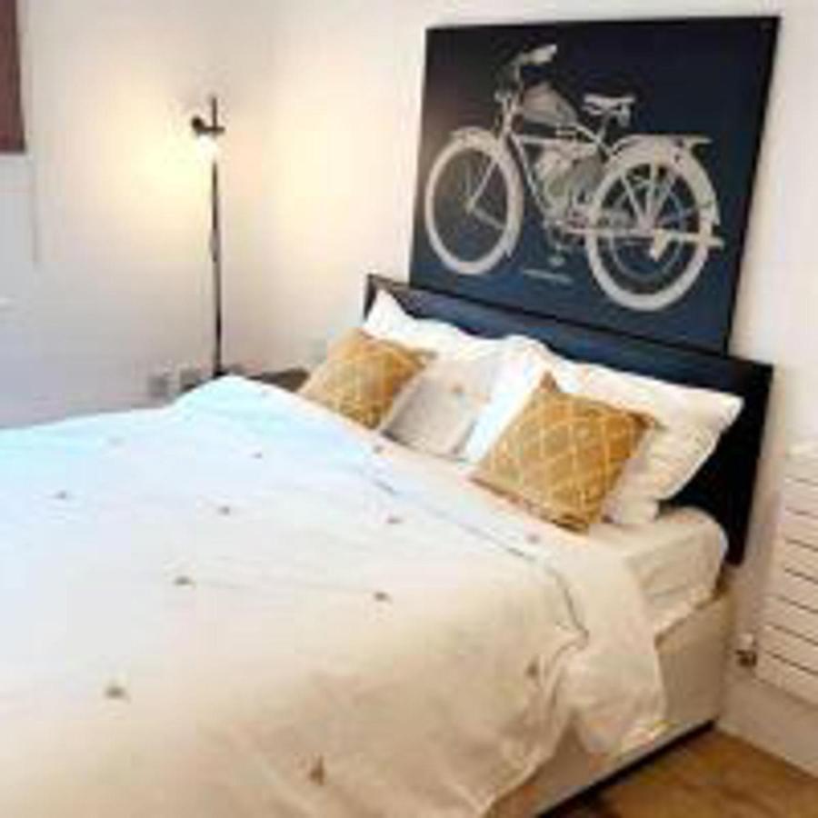 Tee Sweetlux In Canning Town * London