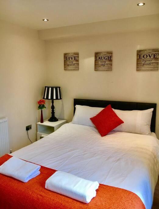 One Bedroom Flat In Apartment *