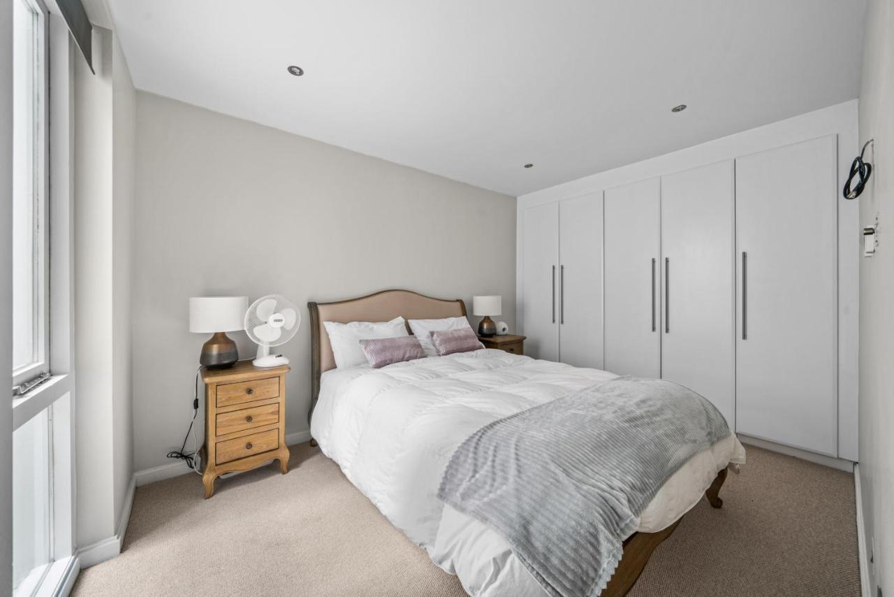 Ferienhaus Captivating 3-bed House In Holland Park London