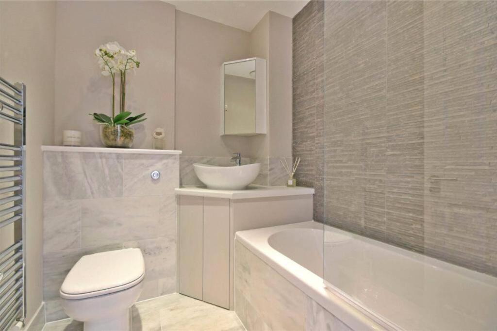 Luxury 3 Bed - Huge Outdoor Terrace & Amazing Transport Links Lägenhet