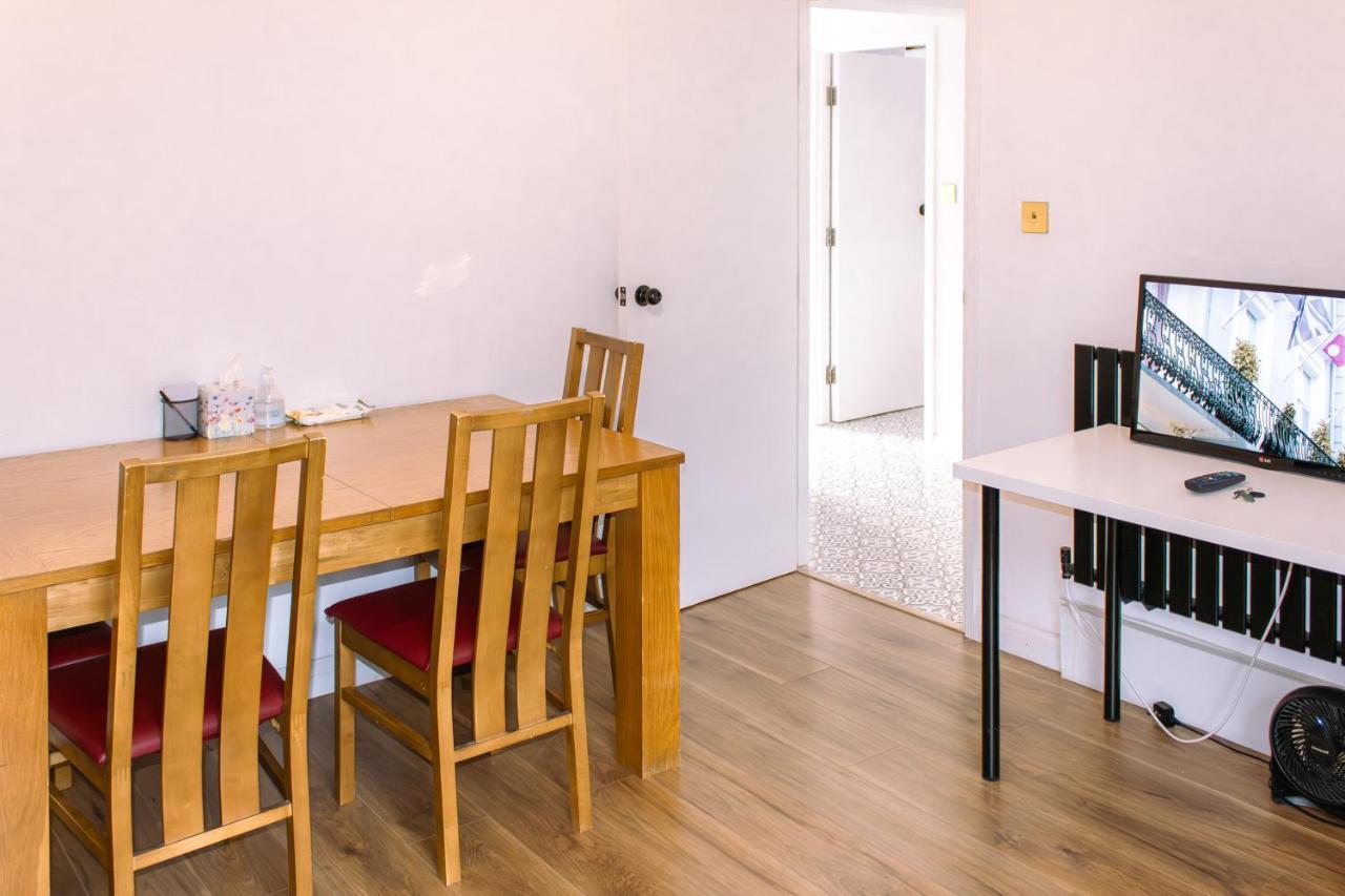 Appartement 4 Bedroom Near Centre 2-min Walk To Metro !! Business & Family Friendly!! Londres