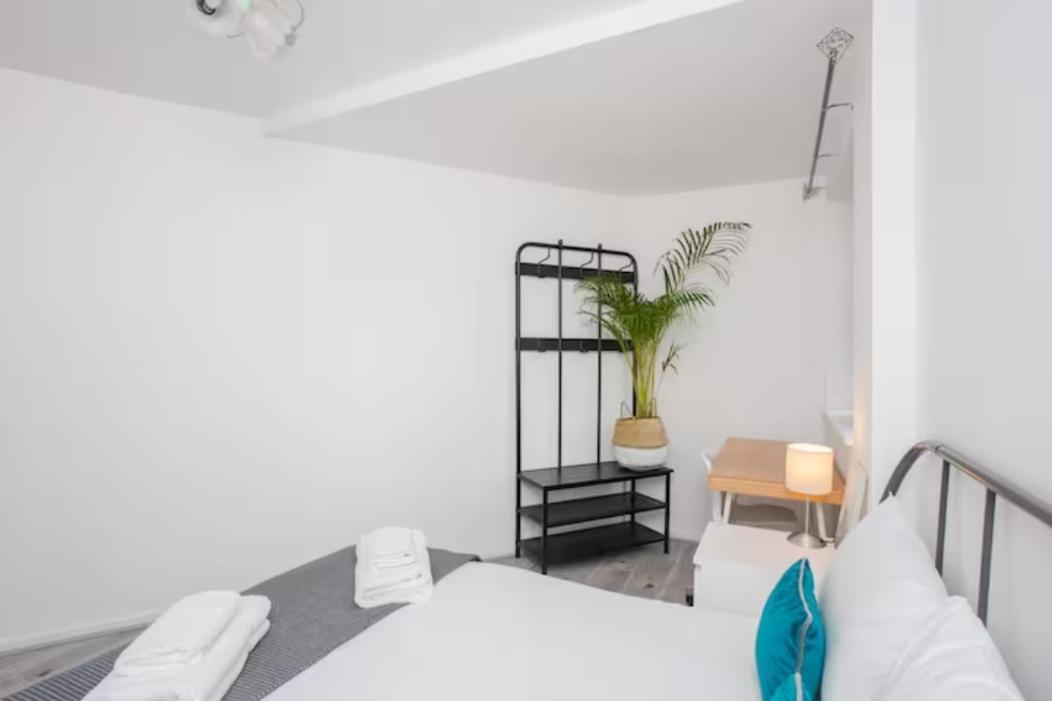 Modern & Spacious 2bd In Limehouse * Londra