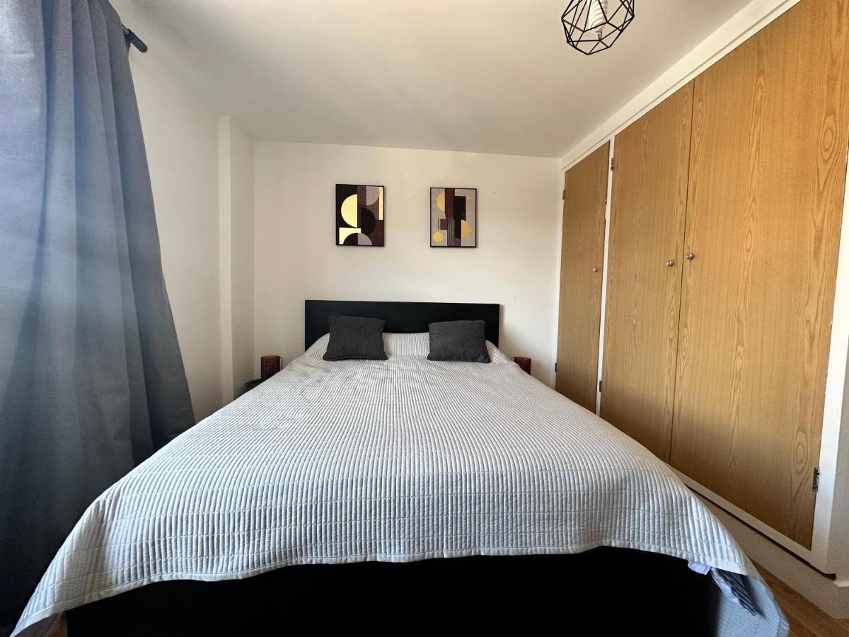 Apartment 2 Bedroom Flat 1 Stop From Bridge London