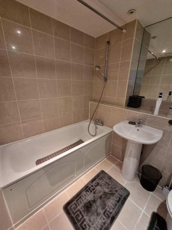 2 Bedroom Flat 1 Stop From Bridge Apartment *