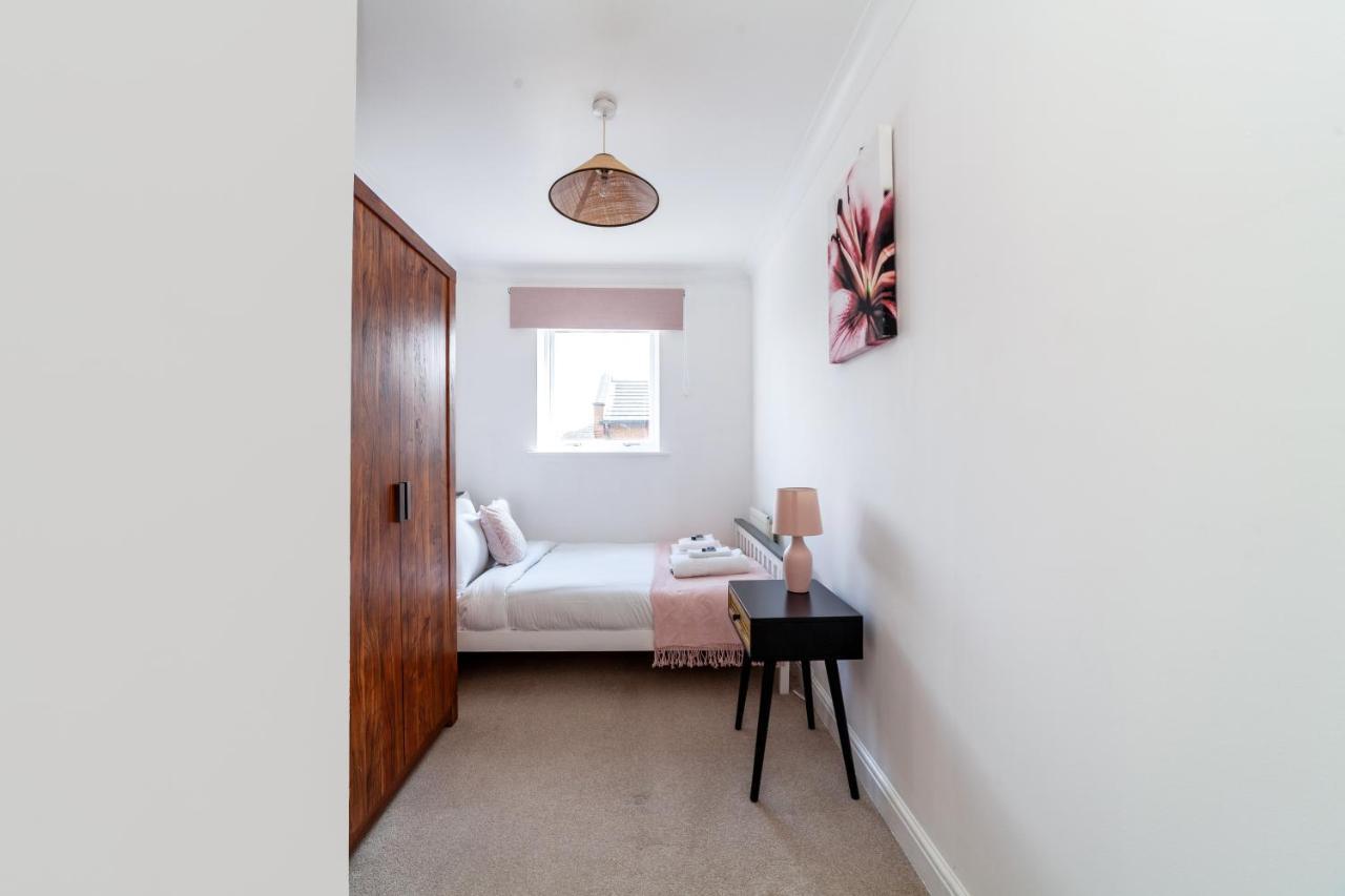 Newly Refurbished 2br Flat Near Excel Centre Lägenhet London